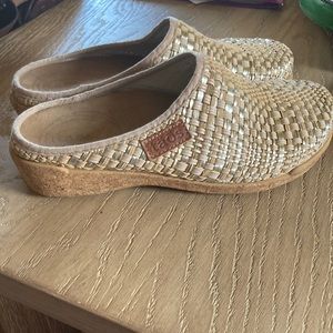 Taos Foch wear primavera stone gold size 6.5. /.  7